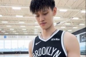 来自哈尔滨的曾凡博当评委 来评评篮网队友们的东北话图片